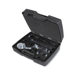 ​Outils pour le calage des moteurs Volkswagen/Audi/Seat et Skoda essence Moteurs : 1.0-1.2-1.4 TSI/TFSI Composition : T10340 PIGE DE CALAGE DE L’ARBRE MOTEUR T10499 OUTIL DE RETENUE DE GALET TENDEUR T10060A TENDEUR DE LA COURROIE D’ACCESSOIRES T10500 OUTIL POUR DESSERRER/SERRER LE BOULON DU GALET TENDEUR T10494 OUTIL DE CALAGE ARBRE À CAMES T10504 OUTIL DE CALAGE ARBRE À CAMES T10504/1 PIVOT DE CALAGE ARBRE À CAMES T10504/2 PIVOT DE CALAGE ARBRE À CAMES