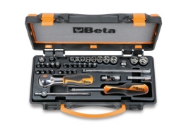 Coffret métallique avec plateau thermoformé rigide comprenant 1 cliquet avec 11 douilles 6 pans, 20 embouts pour visseuses et 7 accessoires
Embout pour visseuses pour vis à fente 0,5x3-0,8x5,5-1x5,5-1,2x6,5 mm	
861PH	Embout pour visseuses pour vis Phillips® PH0-PH1-PH2-PH3	
861PE	Embout pour visseuses pour vis 6 pans creux 3-4-5-6-8 mm	
861TX	embouts de visseuse pour vis à empreinte Torx® T8-T10-T15-T20-T25-T30-T40	
895/1	douille porte-embouts	
900	douilles 6 pans avec carré conducteur femelle 1/4" 5-5,5-6-7-8-9-10-11-12-13-14 mm	
900/16	augmentateur carré femelle 1/4" et mâle 3/8" 1/4 - 3/8	
900/20	rallonge - 1/4” 50 mm	
900/21	rallonge - 1/4” 150 mm	
900/25	cardan avec carrés mâle et femelle 1/4"	
900/42	poignée coulissante avec carré mâle 1/4"	
900BG/30	poignée emmanchée avec carré mâle 1/4"	
900/58	Cliquet réversible avec manche rotatif 1/4"