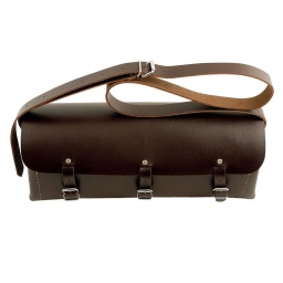 Taille approximative 150mm * 145 mm * 380mm
Cuir robuste huilé disposant de rebords renforcés
3 accroches sur le devant ainsi qu'une anse pour épaule
Idéal pour les collectionneurs
