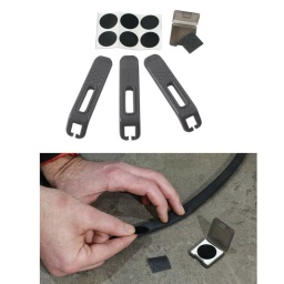 Idéal pour les vélos de route et les VTT, ce kit de réparation de pneus est suffisamment compact pour des réparations sur route et en tout-terrain tout en étant suffisamment robuste pour une utilisation en atelier. Les leviers comportent un profil large et arrondi, ce qui rend leur prise confortable et leur donne la force nécessaire pour des pneus sans chambre à air et montés serrés. Ils s'emboîtent les uns sur les autres, ce qui les rend faciles à ranger et à transporter, et comportent une encoche pour rayons à l'autre extrémité pour les maintenir en place lorsqu'il est nécessaire d'en utiliser plus d'un. Il est également livré avec un kit de rustines qui contient 6 rustines autocollantes, du papier de verre (pour gratter la surface de la chambre à air), le tout fourni dans un étui en plastique qui se glisse dans les démonte-pneus.

3 démonte-pneus à profil arrondi avec encoche pour rayons.
6 rustines autocollantes, avec du papier de verre pour gratter la surface de la chambre à air.
Forme large et arrondie pour permettre de démonter même les pneus les plus serrés.
Léger et compact.
Les démonte-pneus s'emboîtent pour faciliter le rangement sur soi ou dans une sacoche de bicyclette.