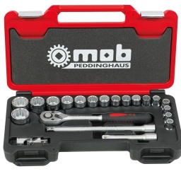 Coffret en Polyéthylène Haute Densité (PEHD), ne s’abîment pas aux chocs contrairement aux coffrets métalliques, qu’il est nécessaire de débosseler. Fermoirs métalliques. Compatible Fusion Box : peut se glisser sur un plus grand coffret d’outillage
Composition :CLIQUET poire : levier de changement de sens intégré dans la tête = pas de risque d'inversion accidentelle. Déverrouillage des douilles par bouton poussoir. ERGONOMIE : Changement de sens par le pouce. VISIBILITÉ : Le sens est donné par la position du levier. ACCESSIBILITÉ : Faible encombrement de la tête allongée. 17 douilles 12 pans : 8/10/11/12/13/14/15/16/17/18/19/21/22/24/27/30/32 mm // 1 cliquet poire // 1 cardan // 2 rallonges : 125 et 250 mm