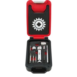 UTILISATION : pour vis et goujons cassés, noyés, sans prise. 4 extracteurs : N°1: M4 – N°2 : M6 à M8 – N°3 : M8 à M10 – N°4 : M12 à M14. Porte-outils à cliquet, 3 positions : fixe, serrage, desserrage. Pratique pour tarauder dans les endroits difficiles d’accès à la place d'un tourne-à-gauche classique. Mandrin novateur : pour le serrage combiné carré et hexagonal (extracteurs de vis cassées ou embouts ¼). Broche amovible, s'utilise en T ou en L. COFFRET : en Polyéthylène Haute Densité (PEHD), ne s’abîment pas aux chocs contrairement aux coffrets métalliques, qu’il est nécessaire de débosseler. Fermoirs métalliques. Mousse bicolore pour un repérage facile des manquants. Mousse haute densité, à cellule fermée, qui ne prend pas l'humidité. Les outils sont calés en douceur. Coffret en PEHD Polyéthylène haute densité, léger et résistant. Dimensions : 135x215x60 mm. Compatible Fusion Box : peut se glisser sur un plus grand coffret d’outillage.
