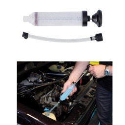 Seringue d'une capacité de 120 ml, idéale pour l'extraction et le transfert de fluides automobiles. Elle est dotée d'un joint Viton et peut donc être utilisée pour le liquide de frein, le diesel, l'essence, le liquide de refroidissement, l'antigel, l'AdBlue® et l'huile de moteur/transmission. Son corps translucide permet d'inspecter facilement le liquide.

Convient pour le liquide de frein, le diesel, l'essence, le liquide de refroidissement, l'antigel, l'AdBlue®, l'huile de moteur/transmission, l'eau, etc.
Capacité : 120 ml. Longueur du flexible : 195 mm.
En plastique composite transparent. Capuchon d'extrémité pour éviter l'égouttement.
Équipée d'un joint Viton.
Seringue de taille supérieure (200 ml) disponible, référence 5698.