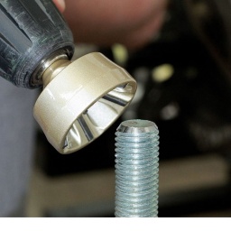 Outil d'ébavurage/chanfreinage externe doté de lames en tungstène pour la réparation de boulons endommagés. Plage de tailles : 13 à 35 mm, vitesse de 0 à 150 tr/mn. Comprend 5 lames en tungstène, tige de 9 mm. Pour la réparation de boulons endommagés, goujons de roue, barre et tige rondes. Outil plus petit disponible (plage de tailles de 3 à 19 mm) - voir n° de réf. Laser 7510. 