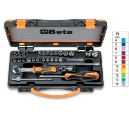 Coffret métallique comprenant 1 cliquet avec 11 douilles 6 pans, 13 douilles tournevis et 6 accessoires
La couleur différente permet d'identifier rapidement la taille.
270x120x45 mm - 1 kg
900MC 4-5-6-7-8-9-10-11-12-13-14mm
900MC/PH PH1-PH2-PH3	
900MC/TX T10-T15-T20-T25-T27-T30-T40
900MC/LP 0,8x4-1,2x6,5-1,2x8mm	
900/20	rallonge - 1/4” 50mm	
900/21	rallonge - 1/4” 150mm	
900/25	cardan avec carrés mâle et femelle 1/4"	
900BG/30	poignée emmanchée avec carré mâle 1/4"	
900/42	poignée coulissante avec carré mâle 1/4"	
900/55	cliquet réversible avec carré mâle 1/4" 
