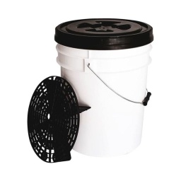 Le Bucket Filter est une grille de filtration en plastique qui se place dans le fond d'un seau. Il empêche que les saletés et contaminants 
remontent à la surface et restent coincés dans votre éponge, gant de lavage ou brosse. 
La saleté s'accumule au fond du seau et l'eau reste propre. 
La grille sépare les saletés de l'eau d'une façon simple mais efficace. Vous pourrez laver en tout sécurité, sans que le sable et les saleté 
rayent la peinture. 
Parfait pour l'industrie automobile, les garages, centres de lavage, concessions automobiles etc. 
Le seau est fabriqué en matière synthétique solide. Il dispose d'une anse en métal. 
Sa grande capacité d'environ 20 litres offre une facilité d'utilisation supérieure. La concentration des saletés est moins grande que dans un 
petit seau, ce qui minimise le risque de rayures sur les surfaces à nettoyer. 
Le couvercle étanche permet de transporter un seau d'eau ou de shampoing dans le coffre. 
Idéal pour les vitres et les laveurs à domicile.