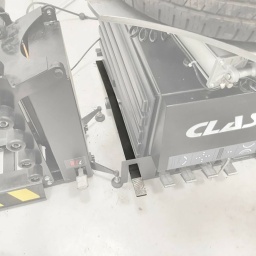 Pedale deportee pour gonflage tubless
Pédale déportée facilitant l'utilisation et l'accessibilité à l'opérateur pour effectuer le gonflage de la roue et l'utilisation du canon à air.






Ergonomie du poste de travail
À PROPOS DE LA MARQUE CLAS
Notre Marque CLAS « Garage Solutions » basée en Savoie (France), a été créée en 1996. Nous sommes depuis toujours un acteur innovant de l’équipement et de l’outillage technique pour véhicules légers, utilitaires et poids lourds. Aujourd’hui, nous évoluons vers un écosystème offrant des solutions globales, bénéfique pour l’ensemble de nos partenaires. Nous nous adaptons à vos besoins et budgets, en étant toujours plus simple et réactif avec des hommes et des femmes experts, passionnés, au cœur d’une digitalisation à votre service. Consolidant notre leadership en France, nous accélérons notre expansion afin de devenir un acteur clef à l’international.
Pédale déportée facilitant l'utilisation et l'accessibilité à l'opérateur pour effectuer le gonflage de la roue et l'utilisation du canon à air.






Ergonomie du poste de travail
À PROPOS DE LA MARQUE CLAS
Notre Marque CLAS « Garage Solutions » basée en Savoie (France), a été créée en 1996. Nous sommes depuis toujours un acteur innovant de l’équipement et de l’outillage technique pour véhicules légers, utilitaires et poids lourds. Aujourd’hui, nous évoluons vers un écosystème offrant des solutions globales, bénéfique pour l’ensemble de nos partenaires. Nous nous adaptons à vos besoins et budgets, en étant toujours plus simple et réactif avec des hommes et des femmes experts, passionnés, au cœur d’une digitalisation à votre service. Consolidant notre leadership en France, nous accélérons notre expansion afin de devenir un acteur clef à l’international. 