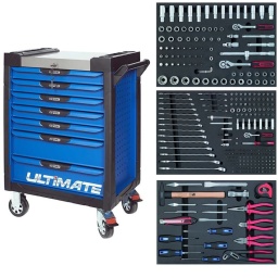 Servante d'atelier 7 tiroirs Ultimate
- Composition 340 outils ks tools eco line
la servante d'atelier kstools. série ultimate. est le modèle de desserte d'atelier. le plus haut de gamme  de la marque. ks tools. 
les tiroirs de la servante d'atelier ultimate, possedent un système de glissière à roulements à billes (résistance 45kg). Equipé du système "one by one"., ouverture d'un seul tiroir a la fois, vous pouvez deplacer votre servante d'atelier sans forcement l'a fermer a clé !
Les tiroirs de cette servante ont une grande capacité. 40cm de profondeur par 57cm de largeur, tout les tiroirs de cette servante d'atelier sont fournis avec un tapis mousse, a installer au fond. 
Le plan de travail des servantes d'atelier Ultimate est recouvert d'un plateau inox et de boitier "range visserie" sur les cotés,
Au niveau du chassis, les pans de cette servante d'atelier sont perfores, se qui vous permet l'instalation de nombreuses options. tel que. un dérouleur de papier, des crochets de fixations...
Cette gamme  de servante d'atelier repond parfaitement au rangement pour le mécanicien, carrossier, mais aussi pour les métiers de l'industrie (rangement d'outils de tours / fraiseuse...) ainsi que des domaines tel que le medical. l'aéronotique...
- construction a pans coupés renforçant la structure du bati
- système "one by one" antibasculement 
- panneau lateral déporté et pré-percé pour fixation de crochet et accessoires
- 2 roues fixes grand diamètre pour une meilleure stabilite et un déplacement aise sur tous types de sols
- 2 roues pivotantes avec système de freinage total
- plan de travail avec rangements et recouvert inox
- tiroirs sur glissieres à billes extra-resistant (45 kg par tiroir)
- tiroirs à ouverture totale
- fermeture totale et simultanee des tiroirs par serrure 
- poignée tubulaire de manutention
- finition "Ultimate"
- poids 57kg
Contenu de la composition ECO line :
Tiroir 1 - 1/4" :
Douilles courtes : 4 à 14 mm Douilles longues : 6 à 13 mm 
Douille porte-embouts : 1/4’’ x 1/4’’
Rallonges : 50 et 100 mm Cardan universel
Cliquet 45 dents
Embouts de vissage 5/16"
Embouts de vissage 1/4" 
Tiroir 2 :
Clés mixtes : 6 à 22 mm Tournevis Plats et PHILIPS
Tournevis testeur : 150-250V
Lampe de poche à LEDs
Maillet
Marteau rivoir à manche Hickory : 400g
Burin
Chasse-goupilles brunis octogonaux : 3 à 8 mm Tournevis électroniques
Porte-embouts magnétique L. 50 mm Tournevis porte-embouts magnétique à cliquet
Jeu de 8 clés mâles 6 pans à tête sphérique longues : 2 à 10 mm Douilles courtes 1/2" : 10 à 32 mm Douilles bougies 1/2" : 16 – 21 mm Rallonges 1/2" : 125 et 250 mm Cardan universel 1/2"
Cliquet 45 dents 1/2"
Tiroir 3 :
Lime demi-ronde demi-douce
Cutter 18 mm et paquet de 10 lames de rechange
Monture de scie métallique
Pince universelle
Pince coupante
Pince à bec demi-rond
Pince multiprise gainée 10’
Pince à sertir et cosses
Colliers nylon
- dimension hors tout : l678xl459xh859 (hauteur avec roues 1035mm 
- roue dia 125mm larg 50mm 