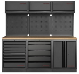 Le KRAFTWERK MOBILIO BLACK 3er combinaison vous offre une solution de rangement polyvalente et fonctionnelle, parfaitement adaptée à l'utilisation dans tout atelier. 
Avec une combinaison de tiroirs, d'armoires et de murs à outils, vous avez tout ce dont vous avez besoin pour un environnement de travail organisé et efficace. 
Ce banc de travail est robuste, flexible et idéal pour garder tous vos outils et matériaux en un seul endroit.

Armoires à tiroirs pratiques avec 13 tiroirs
Le MOBILIO 3er combinaison dispose de deux armoires à tiroirs - l'une avec 8 tiroirs et l'autre avec 5 tiroirs - qui sont à roulement à billes et disposées à différentes hauteurs. 
Cela vous offre amplement d'espace pour trier vos outils par taille et fonction. Grâce au verrouillage central intégré, vous pouvez fermer les tiroirs en toute sécurité pour protéger votre équipement.

Rangement supplémentaire avec armoires inférieure et supérieure
En plus des armoires à tiroirs, le combo inclut également une armoire inférieure à 2 portes avec une étagère qui offre un rangement supplémentaire pour les outils ou matériaux plus grands. 
De plus, la combinaison possède trois armoires supérieures avec vérins à gaz, permettant une ouverture confortable et sécurisée des armoires. 
Elles fournissent un espace de rangement supplémentaire et créent de l'ordre dans votre atelier.

Rangement d'outils avec murs à trous carrés
Un point fort particulier du MOBILIO 3er combinaison sont les trois murs à trous carrés. Ceux-ci vous offrent une solution professionnelle pour organiser vos outils de manière claire et les garder à portée de main. 
Avec la possibilité de fixer divers accessoires, vous avez une flexibilité maximale et pouvez concevoir votre atelier selon vos besoins.

Plateau de travail robuste en multiplex de hêtre
Le plateau de travail en multiplex de hêtre n'est pas seulement attrayant visuellement, mais également extrêmement résistant et durable. 
Il vous offre une surface de travail stable et grande qui résiste à toutes les exigences de l'atelier et est polyvalente. 
Que ce soit pour des travaux de montage ou des activités manuelles, le plateau de travail est idéal pour un usage quotidien.

Flexibilité et adaptation facile
Le KRAFTWERK MOBILIO BLACK 3er combinaison vous offre une flexibilité maximale. 
Grâce à sa construction autonome, aucune installation fixe n'est nécessaire, ce qui vous permet de positionner le banc de travail selon vos souhaits. 
Les modules individuels peuvent être personnalisés, vous permettant ainsi d'adapter parfaitement l'installation à votre atelier et à votre mode de travail.

Mesures et spécifications
Avec des dimensions H 2000 mm x L 2040 mm x P 488 mm, le KRAFTWERK MOBILIO BLACK 3er combinaison s'intègre parfaitement dans tout environnement d'atelier. 
Il offre amplement d'espace de rangement et une grande surface de travail sans prendre trop de place. 
La combinaison de fonctionnalité, de flexibilité et de stabilité fait de ce banc de travail un élément essentiel de tout atelier bien organisé