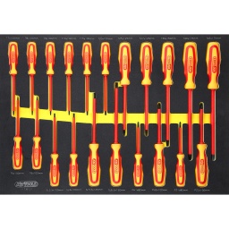 Isolation selon IEC 60900
Jeu de rangements Taille M
Convient pour les servantes d&rsquo;atelier
rangement ordonn&eacute; des outils gr&acirc;ce aux emplacements pr&eacute;cis
R&eacute;sistant aux hydrocarbures et aux produits chimiques
Insert en mousse tricolore haute r&eacute;sistance
