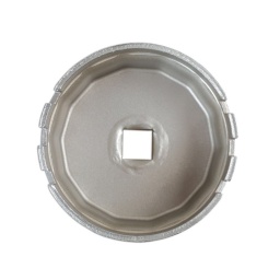 Coiffe pour filtre à huile 65mm x 14 pans Fabrication en Aluminium Entraînement en 3/8" ou avec une clé de 24mm Convient pour la plupart des modèles Toyota équipés d'un moteur en 1800cc ou 200 cc, en incluant La Prius et la Corolla.  14 pans x 64.5mm avec 6 encoches  Les 6 encoches sur la coiffe sont spécifiques aux filtres utilisés par Toyota.  