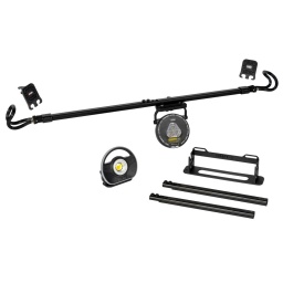 Kit d’aligneur de volant et projecteur d’éclairage Pour l'alignement fiable, précis et universel du volant dans tout type de véhicule Mise en place ultra-rapide et utilisation facile Aligneur de volant avec dispositif de pointage laser vert en croix de classe II Mini projecteur puissant LED COB 20W 1800 Lumen Egalement adapté pour la préparation de teintes de carrosserie Dispositifs sur batterie rechargeables via chargeur USB C inclus Support inclinable et aimanté sur chacun des 2 appareils Barre pour suspension livrée avec 2 rallonges et des réducteurs afin de s'adapter à tout type de véhicule Barre avec retour automatique extensible de 1200 à 1900 mm et jusqu'à 2380 mm avec 1 rallonge ou 2860 mm avec 2 rallonges (utilisation PL) Support mural inclus pour un accès optimal au kit
