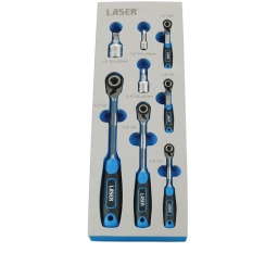 Contient : cliquets à micro-tête à carré de 1/4", 3/8" et 1/2", à mécanisme
72 dents avec disque rotatif, fini mat et poignées à prise confortable
Plus : cliquet pour embouts à micro-tête à carré de 1/4", et cliquet court à
micro-tête à carré de 1/4", avec mécanisme 72 dents, disque rotatif, fini mat et
poignées à prise confortable 1
Également 3 rallonges articulées de 38 mm à entraînement de 1/4", de 45 mm
à entraînement de 3/8" et de 50 mm à entraînement de 1/2"
En chrome-vanadium
Livré dans un plateau de rangement en mousse EVA