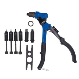 Cet outil multifonction robuste combine un pistolet riveteur, capable d'installer des rivets pop ainsi que des écrous à riveter, avec un outil d'alésage adéquat pour une utilisation sur l'acier inoxydable, l'acier galvanisé et l'aluminium. Il est livré avec 2 mandrins d'alésage différents, permettant de couper des bords incurvés et carrés. Les mandrins pour écrous à riveter sont disponibles dans les tailles M3, M4, M5 et M6, ainsi que des têtes à riveter à code couleur permettant d'installer des rivets de 2,4, 3,2, 4,0 et 4,8 mm. Il est également doté de poignées à prise confortable qui permettent une utilisation d'une seule main, et d'une tête pivotante à 360° pour faciliter l'accès.

Outil 3-en-1 pour aléser, riveter et installer des écrous à riveter, permettant une utilisation d'une seule main avec une tête pivotante à 360°.
4 têtes riveteuses convenant pour : rivets de 2,4, 3,2, 4,0 et 4,8 mm. Rangées dans la poignée pour faciliter l'accès et la sélection de la taille correcte.
4 mandrins convenant pour : écrous à riveter M3, M4, M5, M6.
Fonction d'alésage pour les bords tant incurvés que carrés, convenant pour : acier inoxydable de 1 mm, aluminium de 2 mm, acier galvanisé de 2 mm.
Écrous à riveter et rivets disponibles séparément, voir références Laser 0980 à 0983 (écrous à riveter) et 1799 à 1802 (rivets). Connect Consumables offre des assortiments de rivets, voir les références 31843 (rivets assortis, 475 pièces) et 31844 (rivets noirs assortis, 200 pièces).