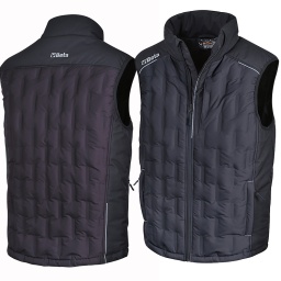 Le mélange de deux tissus, nylon sur la poitrine et le dos, softshell sur les épaules, rend le vêtement extrêmement résistant. La double couleur et le nouveau matelassage à chaud confèrent au vêtement un design moderne, idéal pour le travail et les loisirs.

Composition
• Tissu extérieur poitrine et dos : 100 % nylon 300D, imperméable et résistant
Épaules : softshell 96 % polyester, 4 % spandex
• Tissu intérieur : 100% polyester
• Matelassé 100 % polyester
Conception
• Fermeture éclair frontale
• Deux poches à la taille avec fermeture éclair
• Poche extérieure de poitrine avec fermeture éclair
• Poche intérieure de poitrine avec fermeture éclair verticale
• Deux poches intérieures à la taille
• Matelassage à chaud
• Détails réflexes
Couleur
• Poitrine et dos : gris anthracite
• Épaules : noir
S, M, L, XL, XXL, XXXL