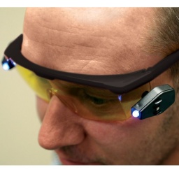 Lunette de détection de fuite  Lunette de détection de fuite avec 2 lampes LED à ultra violet.  Les 2 lampes LED à ultra violet permettent de détecter les fuites dans le véhicule pour les mécaniciens Peut être utilisé dans différentes industries tels que la plomberie, la climatisation, la marine et l'agriculture.  Les lampes ultra violettes permettront d'identifier les marquages de sécurité sur les propriétés.  Permet de conserver vos 2 mains libres. 