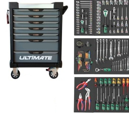 Servante ULTIMATE noire et grise, 7 tiroirs Ouverture individuelle et totale des tiroirs Plan de travail en inox avec rebords avant et arrière Système de fermeture centralisée par serrure latérale Glissières à roulements à billes Construction et stabilité renforcées grâce aux doubles cornières dans les 4 angles Perforations normalisées pour fixation d'accessoires 4 roues robustes dont 2 directionnelles avec frein Système anti-basculement Charge maximale par tiroir : 45 kg Dimensions utiles des tiroirs : 5x H 55 x L 580 x P 400 mm 2x H 135 x L 580 x P 400 mm Composition outillage Wera Tiroir douilles 1/4 et 1/2 Troir clé mixtes série Joker 6003 clé allen clé torx Tiroir tournevis cruciformes et plats, 3 pinces Knipex