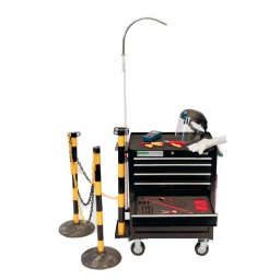 Jeu complet d'outils isolés, d'instruments de test, d'EPI et de signalisation pour les travaux d'entretien et de réparation à haute tension, dans une servante d'atelier à 7 tiroirs dédiée avec inserts en mousse pour le contrôle des outils.

Kit complet de 125 pièces, pour les travaux d'entretien et de maintenance sur les véhicules électriques et hybrides rechargeables, contenant tout le nécessaire pour travailler en toute sécurité sur des systèmes jusqu'à 1 000 V.
Contenu : Tiroir 1 ; 35 pièces, douilles et clés dynamométriques isolées. Tiroir 2 ; 10 pièces, pinces et cutters isolés. Tiroir 3 ; 20 pièces, tournevis isolés. Tiroir 4 ; clés isolées et clés hexagonales. Tiroir 5 ; 20 pièces, divers outils isolés pour l'entretien des véhicules électriques et hybrides rechargeables.
Tiroir 6 ; testeur de tension 1 000 V CAT IV, testeur d'isolation 1 000 V CAT III, pince ampèremétrique 80 A CAT III, jeu de sondes de test à conception mince CAT III.
EPI haute tension (gants isolants et écran facial), panneaux danger haute tension, étiquettes de consignation et d'avertissement, poteaux de sécurité et chaîne, perche de sauvetage.
Tous les outils sont contenus dans des plateaux en mousse sur mesure (tiroirs 1 à 6). Tous les produits de sécurité ont leur propre place dans la servante ou y sont attachés, pour prévenir les pertes accidentelles