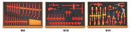 Composition de 66 outils pour la microtechnique en plateaux mousse compacte
52MQ	clés à fourches 1000V 7-8-10-11-12-13-14-15-16-17-19-22 mm	
89MQ	Clé polygonale contre-coudée 7-8-10-11-12-13-14-15-16-17-19-22 mm	
910MQ/PE	Douille tournevis pour vis 6 pans creux  4-5-6-8 mm	
910MQ/B	Douille 12 pans 7-8-10-11-12-13-14-15-16-17-19 mm	
910MQ/TX	Douille tournevis pour vis Torx® T15-T20-T25-T27-T30-T40	
910MQ/XZN	Douille tournevis pour vis XZN® 8-10 mm	
910MQ/21	Rallonge carrés mâle et femelle 3/8" 125 mm	
910MQ/22	Rallonge carrés mâle et femelle 3/8" 250 mm	
910MQ/T	Poignée à béquille à cardan carré mâle 3/8”	
910MQ/55	Cliquet réversible carré mâle 3/8”	
1128MQ	ciseaux d'électriciens	
1048MQ	pince multiprise entrepassée 250 mm	
1082MQ	pinces coupantes diagonales 1000V 160 mm	
1150MQ	pince universelle 1000V 180 mm	
1162MQ	Pince à becs plats longs striés 160 mm	
1164MQ	Pince à becs coudés plats longs 160 mm	
1272MQ	tournevis pour vis Phillips® 1000V PH0x60 - PH1x80 - PH2x100 - PH3x150 mm	
1274MQ	tournevis à lame fraisée pour vis à fente 1000V 2,5x75 - 3x100 - 4x100 - 5,5x125 mm	
1777MQ/U	Couteau d'électricien avec dénudeur isolé