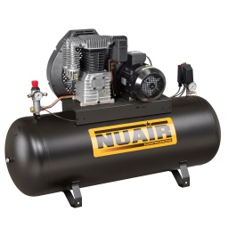 Compresseur à piston 5,5 CV 270 L 400 V Tri K25/270/5.5 
IR-C-3 
Compresseur à piston série K-PRO Intensive de 5,5 CV sur cuve de 270 L. Tête K25 aluminium, cylindres fonte. Vitesse de rotation : 1184 tr/min. Tension : 400 V Tri.
Type de cylindres	bi-étagé
Modèle tête	K25
Vitesse de rotation (tours/min)	1184
Volume du réservoir (L)	270
Volume engendré (m³/h)	35
Durée de garantie	2 ans
Puissance (kW)	4.00
Puissance (CV)	5.50