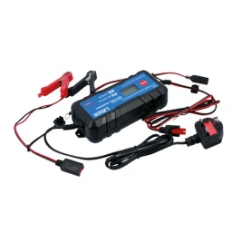 Chargeur de batterie intelligent de 4 à 120 Ah Convient à tous les types de batteries plomb-acide (électrolyte liquide, sans entretien, Ca/Ca, AGM, à électrolyte gélifié) avec une tension CA nominale de 220-240 V, 50-60 Hz. 2,0 A/4,0 A, 70 W, automatique 6 V/12 V. La commande par microprocesseur règle le courant pour correspondre au type et à l'état de la batterie. L'écran LCD indique le niveau de charge. Mode hiver pour chargement de batterie spécialisé en conditions hivernales.  Passe automatiquement en mode maintenance lorsque la batterie est chargée. Protection : Surcharge, surchauffe, court-circuit, polarité inverse, basse tension.  Classe d'isolation IP65. Équipé d'une prise BS, de pinces de batterie avec un câble (connecté) de 1,5 m, d'un joint torique à raccord rapide.