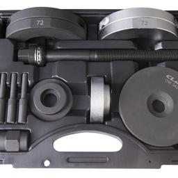 Outil dépose et pose roulements 2eme génération ø72mm. Outil indispensable pour installer les roulements GEN 2 de ø72mm. Les roulements de roues de seconde génération se présentent sous la forme d'un ensemble roulements de roues+clips. Pour ne pas les endommager au montage, il est impératif d'utiliser l'outil approprié. Gain de temps : pas de dépose de l'amortisseur, pas de dépose du bras de suspension, pas de réglage du carrossage sur certains véhicules. Modèles : Audi : A1, A2. Seat : Cordoba, Ibiza. Skoda : Fabia, Fabia Facelift, Roomster. VW : Fox, Polo. Démontage/ montage directement sur le véhicule.
Outil indispensable pour installer les roulements GEN 2 de Ø72mm.
Les roulements de roues de seconde génération se présentent sous la forme d'un ensemble roulements de roues+clips. Pour ne pas les endommager au montage, il est impératif d'utiliser l'outil approprié.
Gain de temps : pas de dépose de l'amortisseur, pas de dépose du bras de suspension, pas de réglage du carrossage sur certains véhicules


Modèles : 
Audi : A1, A2
Seat : Cordoba, Ibiza
Skoda : Fabia, Fabia Facelift, Roomster
VW : Fox, Polo


Démontage/ montage directement sur le véhicule
À PROPOS DE LA MARQUE CLAS
Notre Marque CLAS « Garage Solutions » basée en Savoie (France), a été créée en 1996. Nous sommes depuis toujours un acteur innovant de l’équipement et de l’outillage technique pour véhicules légers, utilitaires et poids lourds. Aujourd’hui, nous évoluons vers un écosystème offrant des solutions globales, bénéfique pour l’ensemble de nos partenaires. Nous nous adaptons à vos besoins et budgets, en étant toujours plus simple et réactif avec des hommes et des femmes experts, passionnés, au cœur d’une digitalisation à votre service. Consolidant notre leadership en France, nous accélérons notre expansion afin de devenir un acteur clef à l’international. 