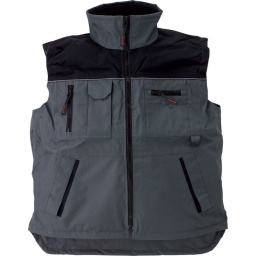 Gilet sans manche noir et gris matière intérieure et extérieure : 100% polyester
extérieur ponge Ripstop enduction PVC imperméable
Fermeture a glissière simple jusqu'en haut du col en plastique avec curseur en métal sous rabat a pressions
Emm nchures avec élastiques et rabat
Col droit. double polaire280g/m2
Protege reins
Poches:
-2 poches basses repose main
-1 poche haute. verticale a glissiere
-1 poche haute horizontale a glissiere
-1 poche haute pour portable
-1 poche haute porte crayonn
-1 porte clés  
-1 poche milieu. verticale a glissiere
-1  poche intérieure. portefeuille et scratch
