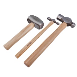 Les trois marteaux les plus importants de toute boîte à outils. À l'occasion de son 50e anniversaire, Laser Tools a lancé un jeu de marteaux les plus populaires et les plus utilisés.
Comme beaucoup d'autres produits spéciaux du 50e anniversaire, la référence Laser 9279 est couverte par une garantie spéciale limitée de 50 ans (voir le site Web pour plus de détails).
Comprend : Marteau à panne croisée de 100 g - 330 mm de long, marteau à boule de débosselage de 680 g - 385 mm de long, et massette de 1 360 g - 260 mm de long. Tous avec manches traditionnels en hickory.
Marteau à panne croisée - avec un côté à panne croisée en forme de burin, traditionnellement utilisé pour commencer à enfoncer de petites pointes ou de petits clous avant de passer au côté plat plus large pour l'enfoncement final.
Également idéal pour l'évaluation de la rouille, l'enfoncement des panneaux, l'élimination du laitier de soudure et le travail général du métal.
Marteau à boule de débosselage - la panne arrondie du marteau est idéale pour étirer et rétracter le métal, ainsi que pour arrondir les bords des goupilles métalliques et former des rivets solides.
Également utilisé pour choquer les goupilles coniques des joints à rotule hors de leurs œillets.
Massette - également connue sous le nom de marteau de menuisier. Équipée d'un manche relativement court, la massette est un marteau compact et lourd utilisé pour les tâches nécessitant une force de frappe précise et contrôlée d'une seule main.
Elle est couramment utilisée pour les travaux de démolition légers, pour enfoncer des clous de maçonnerie et pour travailler avec des burins sur la pierre ou le métal.
Également utile pour la fixation des faces métalliques pendant le soudage. Idéale pour dégager les moyeux, les brides d'entraînement et les tambours/disques de frein coincés dans leurs supports rouillés.