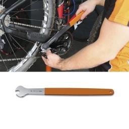 Clé pour pédales, chromée
Modèle extra-long
Épaisseur réduite
Branche en PVC
La longueur de 400 mm et le traitement thermique dédié permettent une utilisation intensive et prolongée dans le temps.